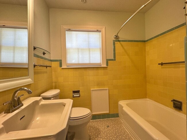 Building Photo - 823 W. Fifth Street