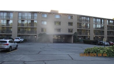 Building Photo - 650 E Greenwich Ave