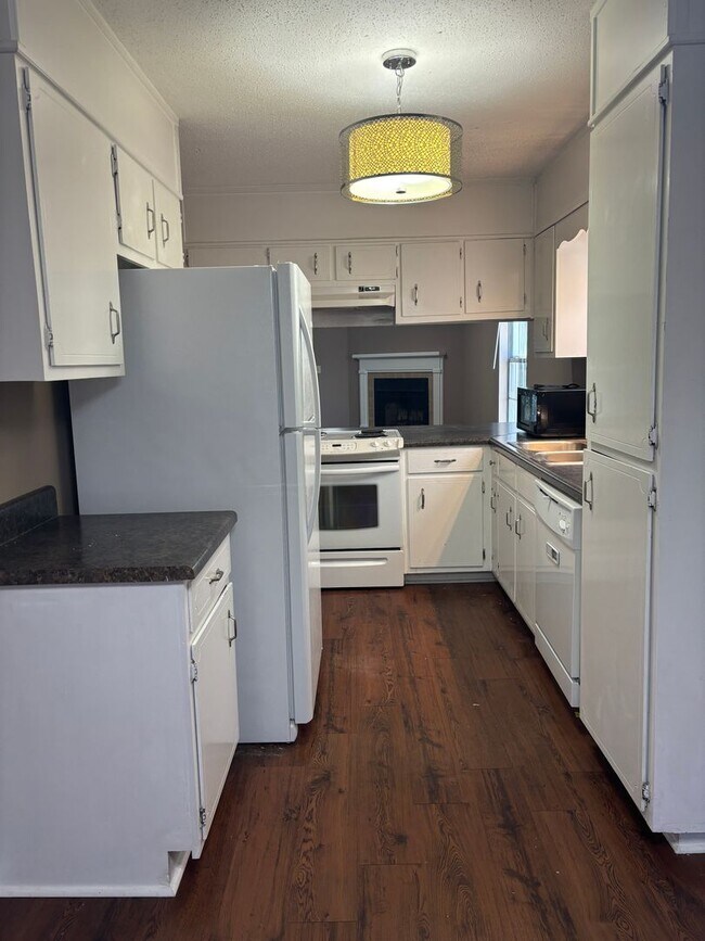 Building Photo - Downstairs condo at Lake Chateau!