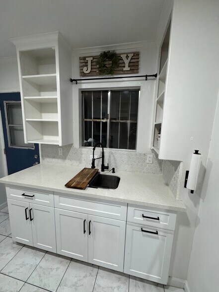 Building Photo - 6831 Hollenbeck St
