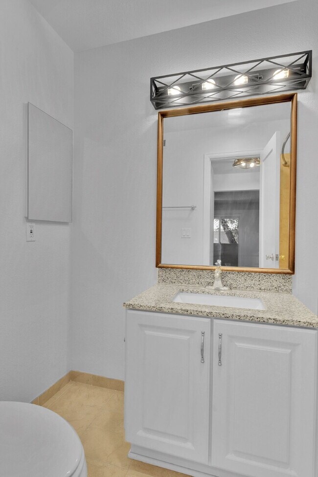 Building Photo - $1,825.00, 2-bed, 2-bath condo in Lakewood.