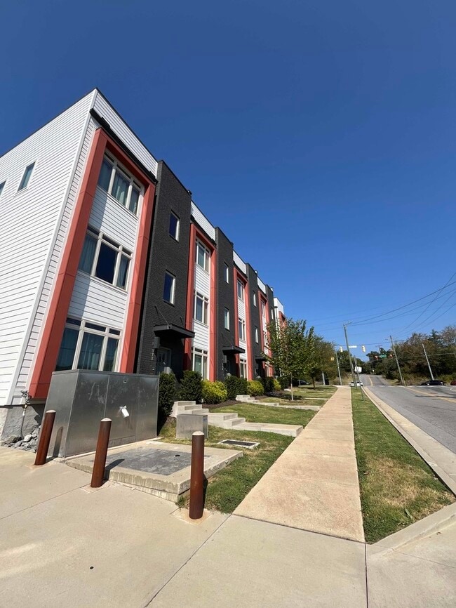 Building Photo - 976 Youngs Ln
