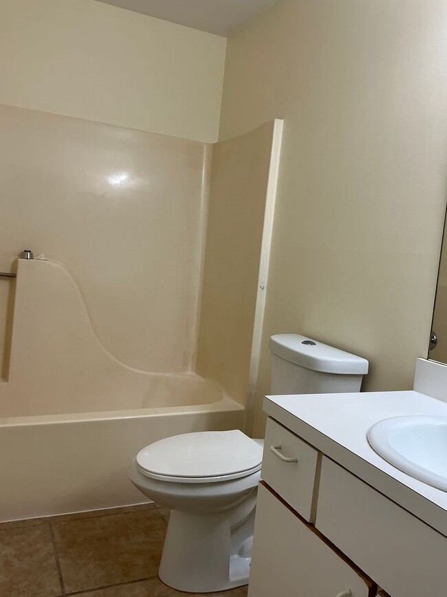 Building Photo - Surrey Woods Rental  2/2