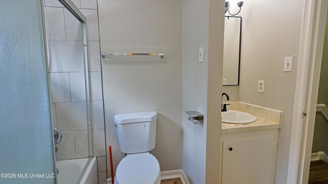 Building Photo - 1121 Woodfield Dr