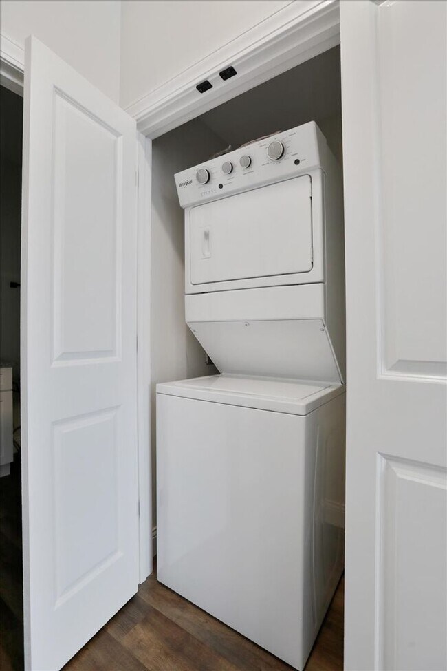 Building Photo - 302 W Clark St