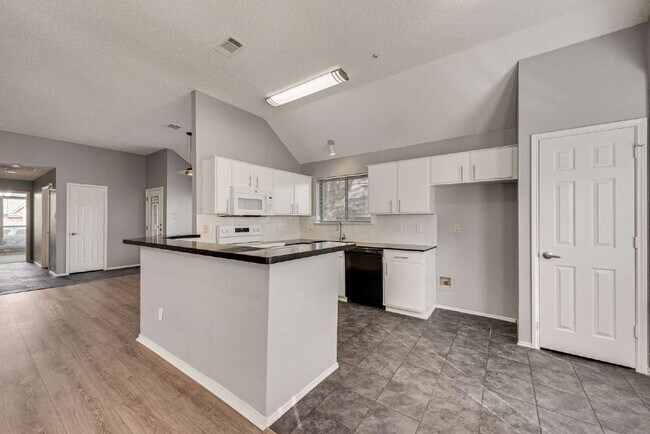 Building Photo - Garden haven 3 bed 2 bath home in H-E-B school district