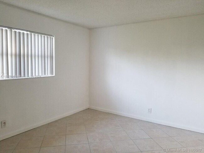 Building Photo - 560 SE 2nd Ave