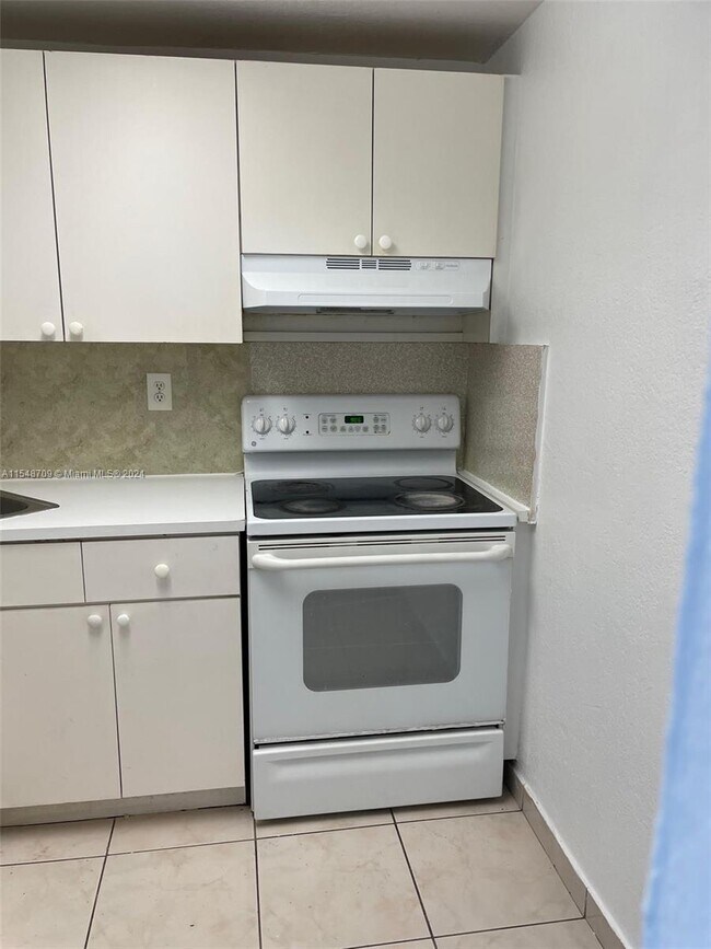 Building Photo - 666 W 81st St