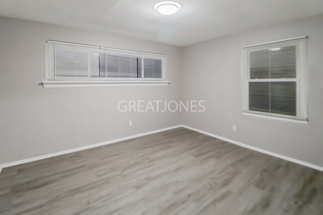 Building Photo - NOW OFFERING 1/2 MONTH FREE WITH SIGNED LE...