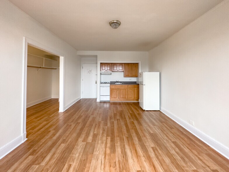 Building Photo - 3335 W Diversey Ave