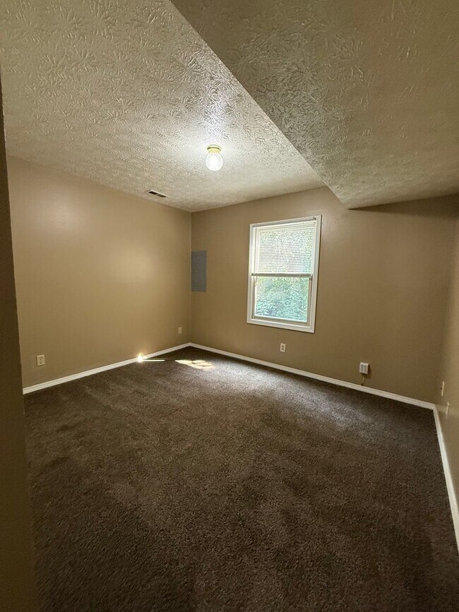 Building Photo - 3 bedroom, 2 bathroom duplex on Bloomingto...