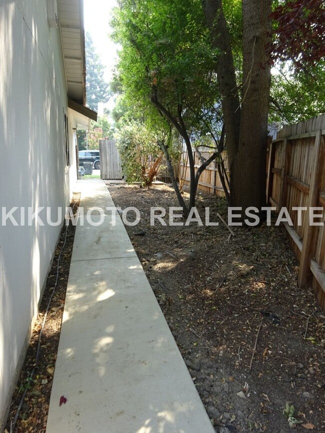 Building Photo - 3 Bedroom, 2 Bath, 2 Car garage in the Poc...