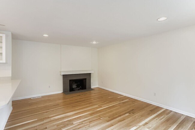 Building Photo - Peaceful neighborhood setting within walki...