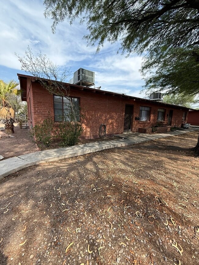 Primary Photo - 2536 E Linden St