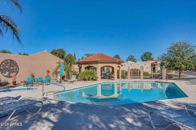 Building Photo - 5521 E Paradise Dr