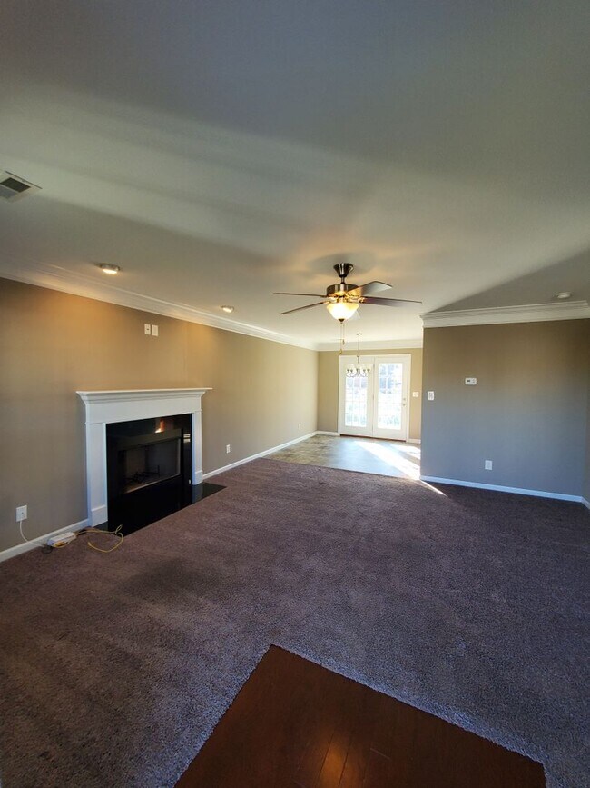 Building Photo - Maryville 37804 - 3 bedroom, 2.5 bath home with fireplace - Call Karen Robertson (865) 454-7626