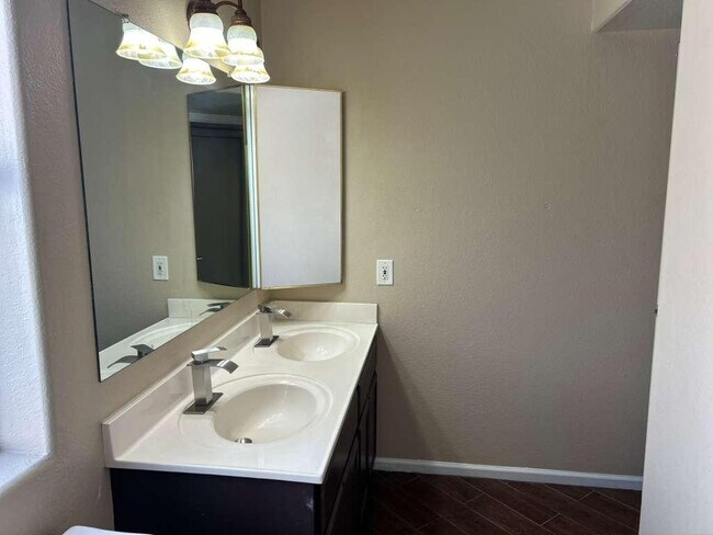 Building Photo - 15822 N 5th Ave