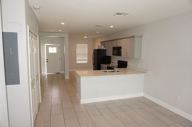Building Photo - Spacious Duplex 3/2 Newly Built and Centra...
