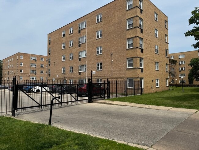 Building Photo - 6160 N Damen Ave