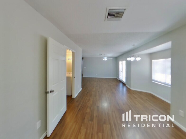 Building Photo - 8931 W Cinnabar Ave
