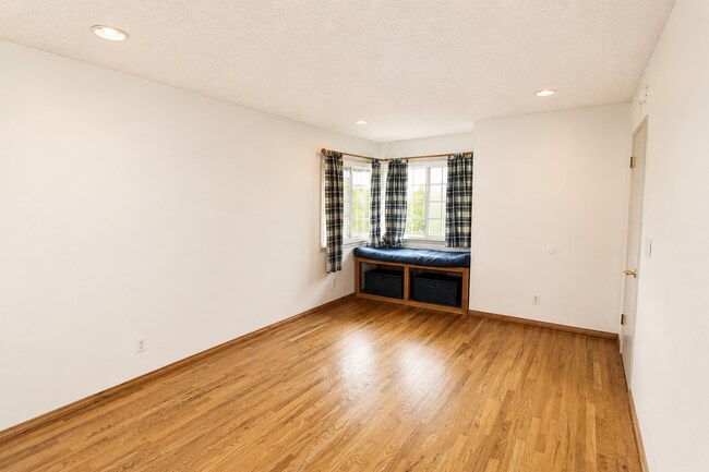 Building Photo - Spacious Corner Lot Home in Desirable Ventura Neighborhood!
