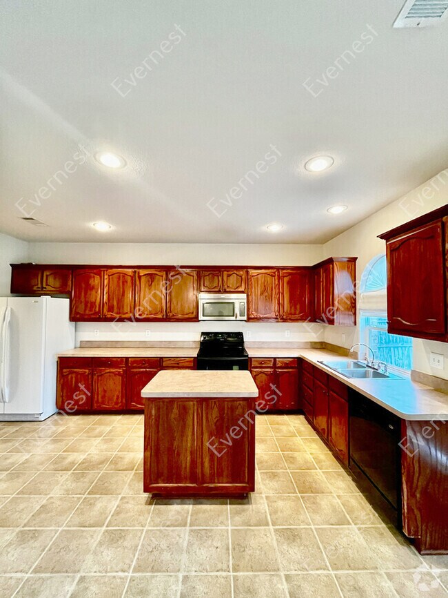 Building Photo - Spacious 3-Bedroom Home with Modern Kitche...