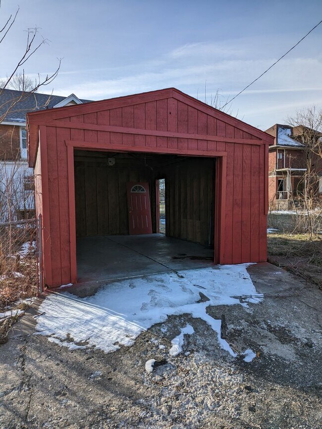 Building Photo - 73 Woodland St