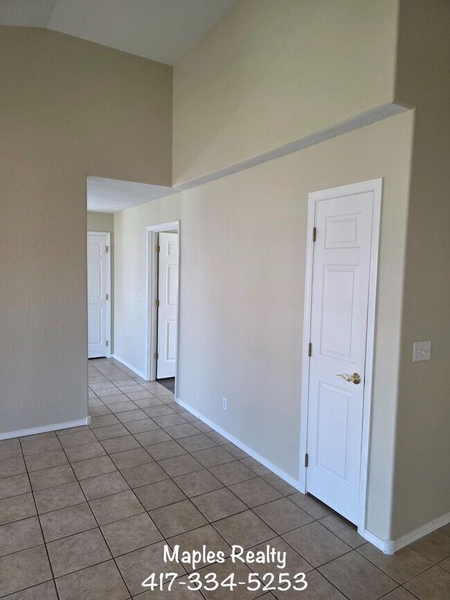 Building Photo - 3 Bed | 2 Bath Home in Hollister, MO – Flat Yard + 2-Car Garage