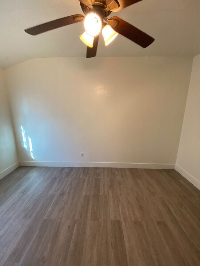 Building Photo - Cute 2 bedroom!