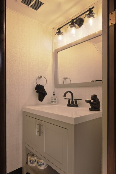 Building Photo - 2186 Chesterland Ave