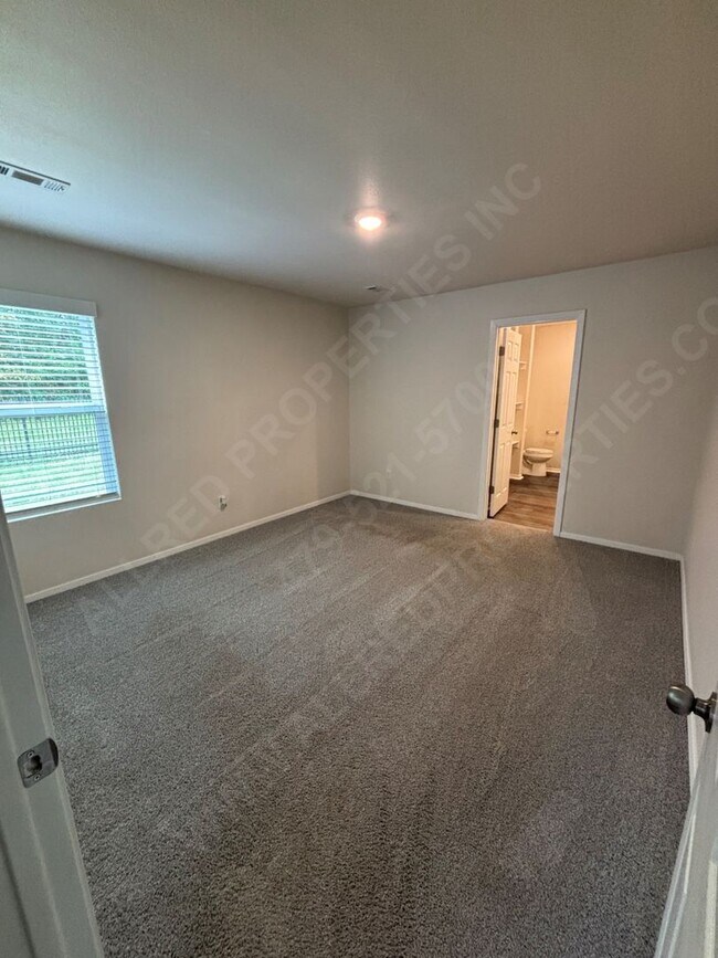 Building Photo - Move in special $300.00 off 1st month's re...
