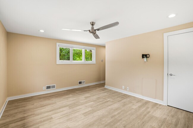 Building Photo - 4515 N Lake Dr