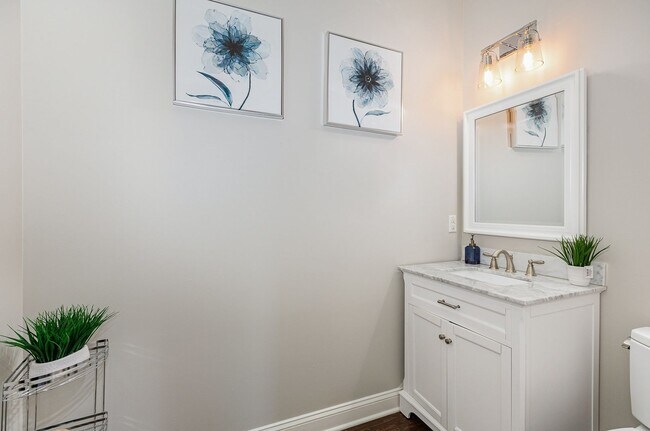 Building Photo - Stunning 5-Bedroom, 5-Bathroom Home with Chef's Kitchen and Luxurious Features