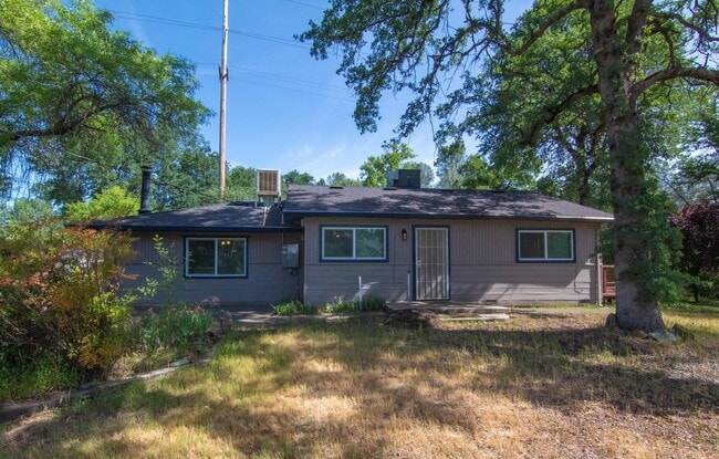 Primary Photo - 2 Bedroom North Redding Home with Bonus Ro...
