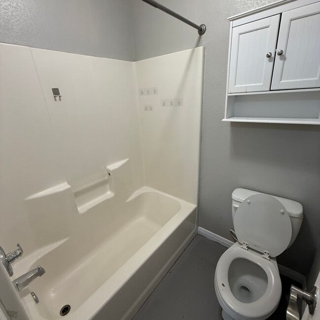Building Photo - $500 Off 1st Full Month!* All Utilities In...