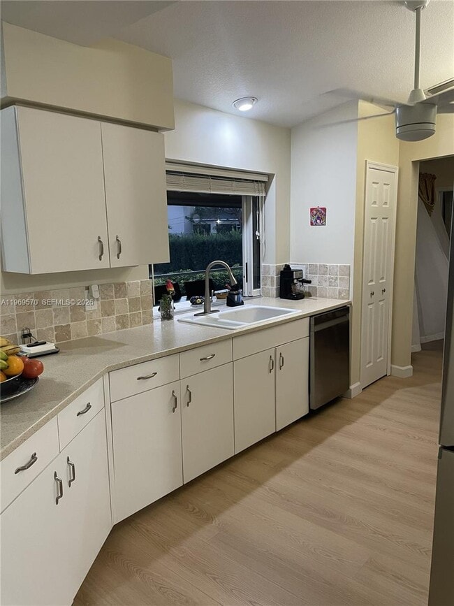 Building Photo - 1402 SE 1st Terrace