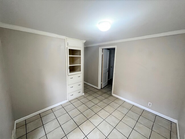 Building Photo - Spacious 2Bdr, duplex Apt with Garage Half block west of KSU