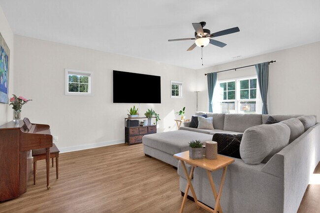 Building Photo - 245 Lonesome Glory Dr