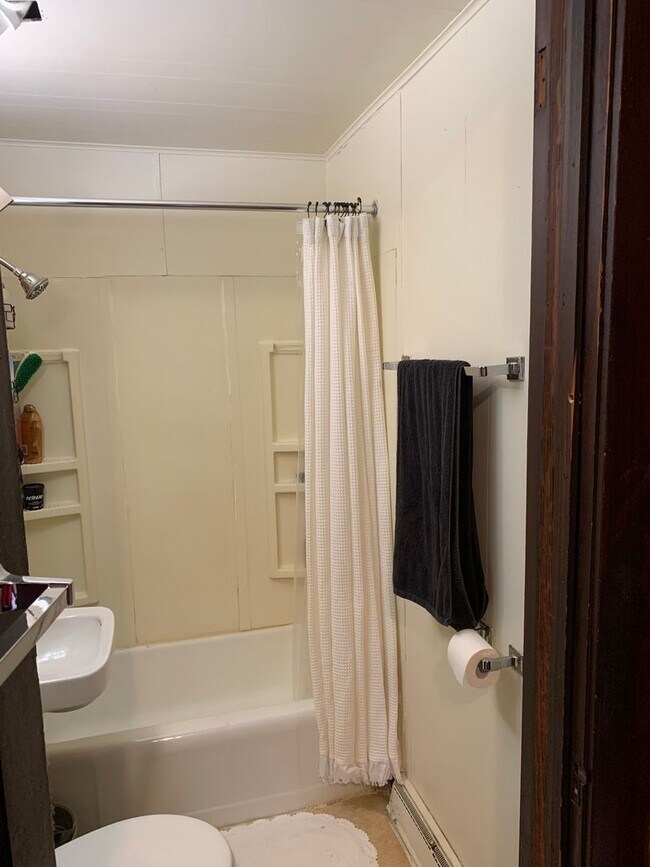 Building Photo - 418 S Orchard St