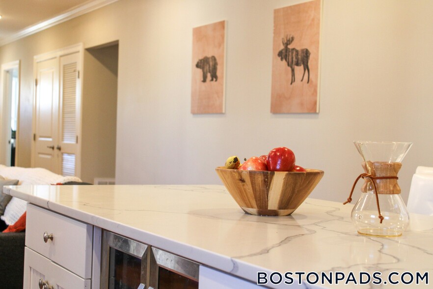 Building Photo - 118 Holland St