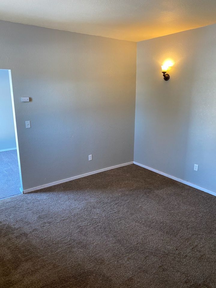 Building Photo - 126 Main St W