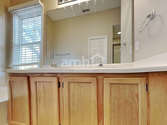 Building Photo - 537 Hanska Way