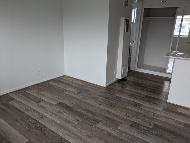 Building Photo - Sea Haven Pool Apartments