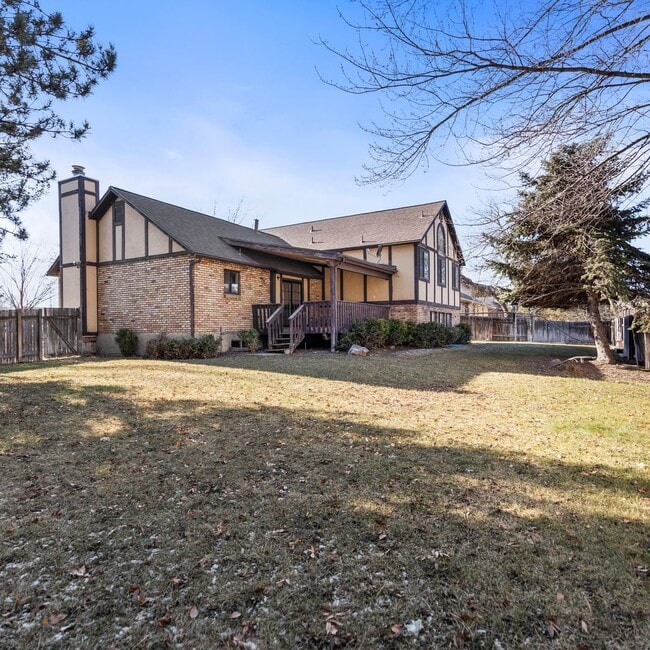 Building Photo - Large Murray 4 Bedroom Home