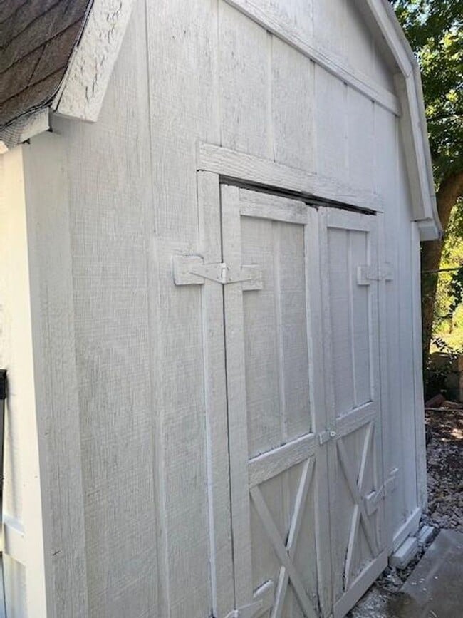 Building Photo - Remodel, large lot