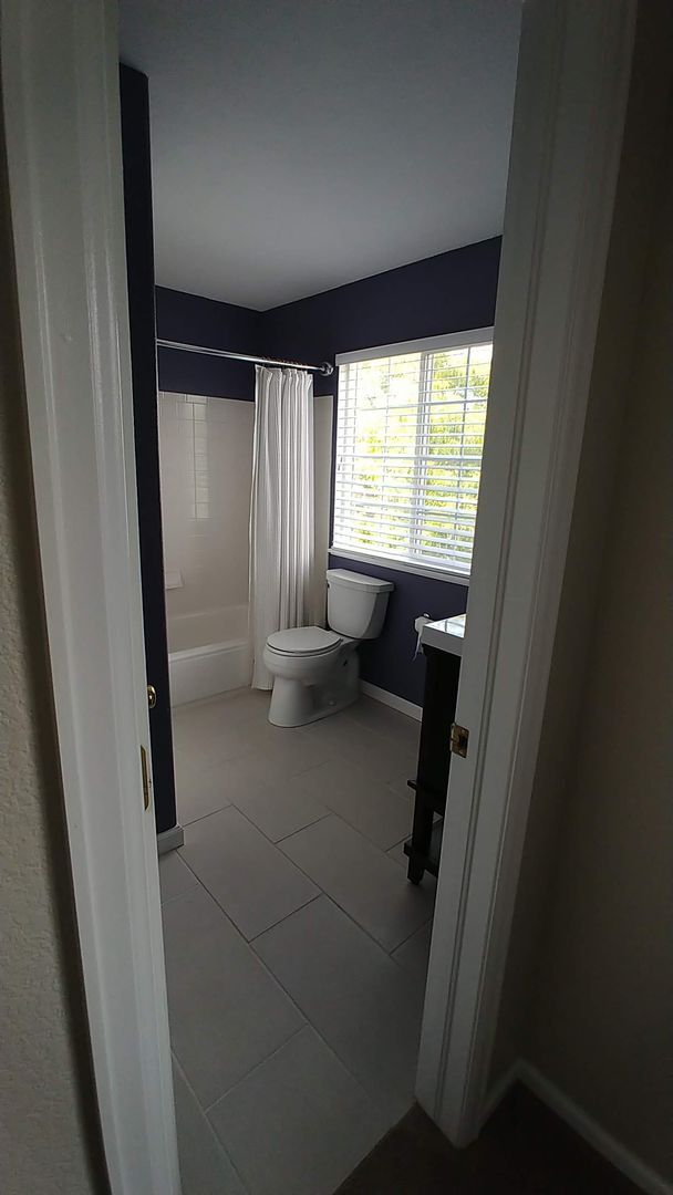 Building Photo - Beautiful 3 Bedroom Home Available in Sept...
