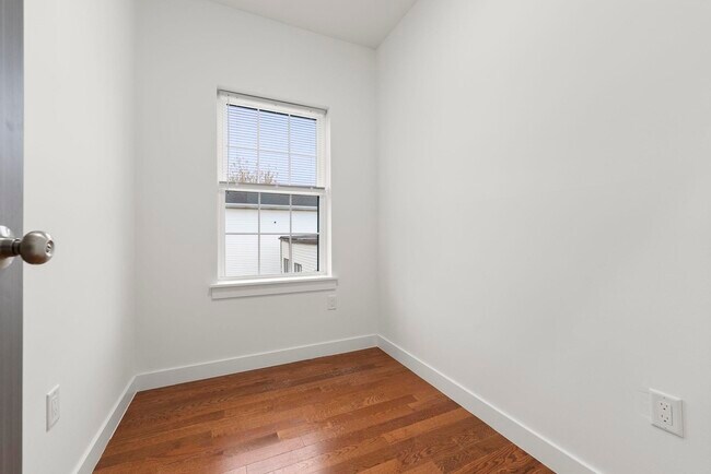 Building Photo - 41 E 16th St