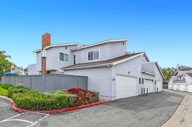 Building Photo - Spacious end unit-3 bedroom townhome in a prime Costa Mesa location