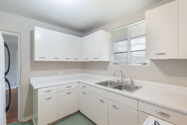 Building Photo - 3809 Maplewood Ave