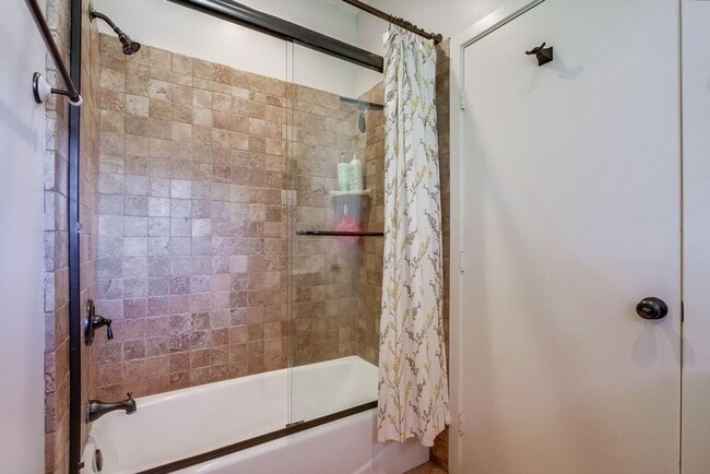 Building Photo - Peaceful Escondido 1BR with a full kitchen, bathroom and washer&dryer